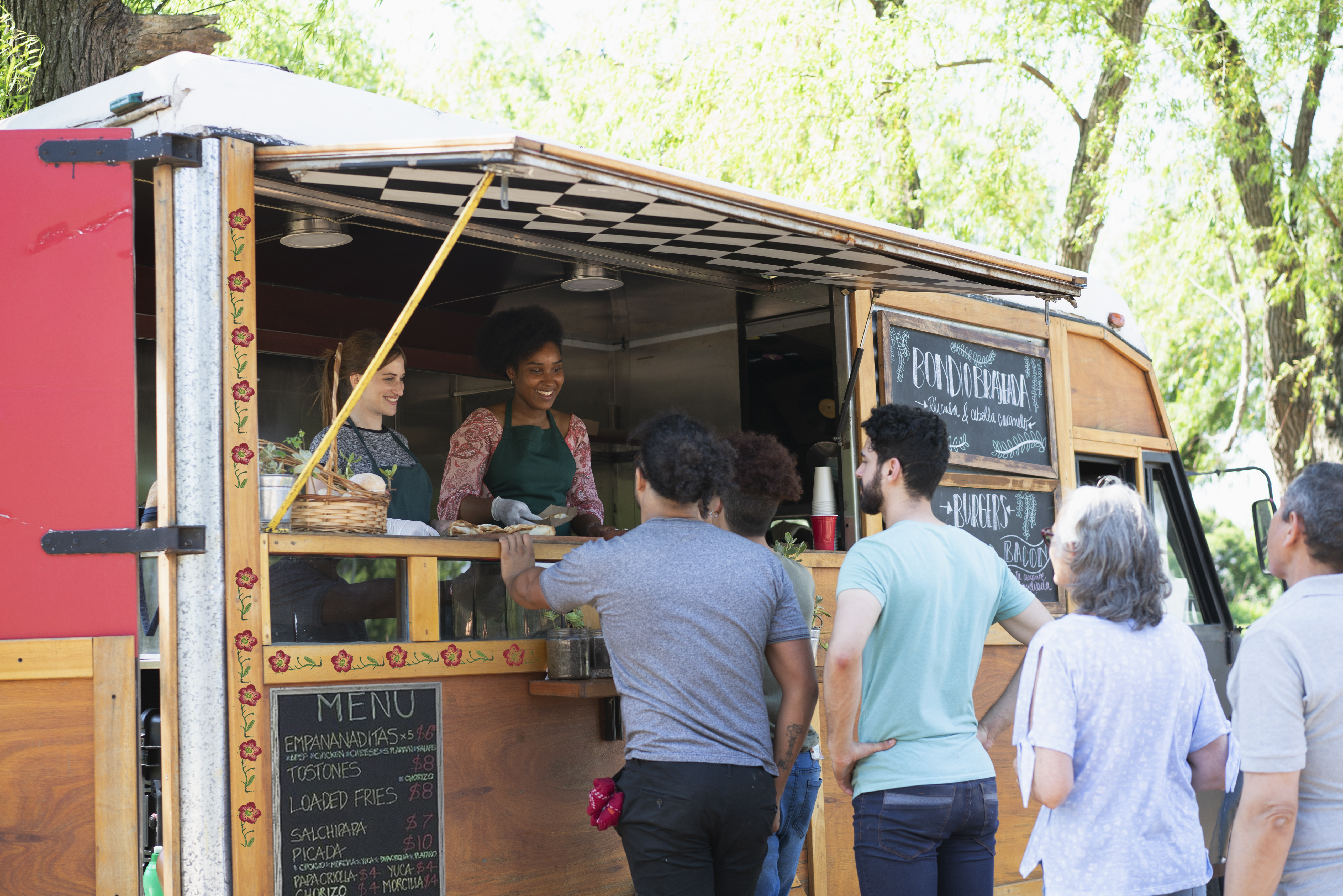 5 Dallas Food Trucks That You Can Find at Klyde Warren Park 